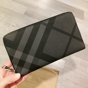 NWT Burberry men’s long wallet with zipper